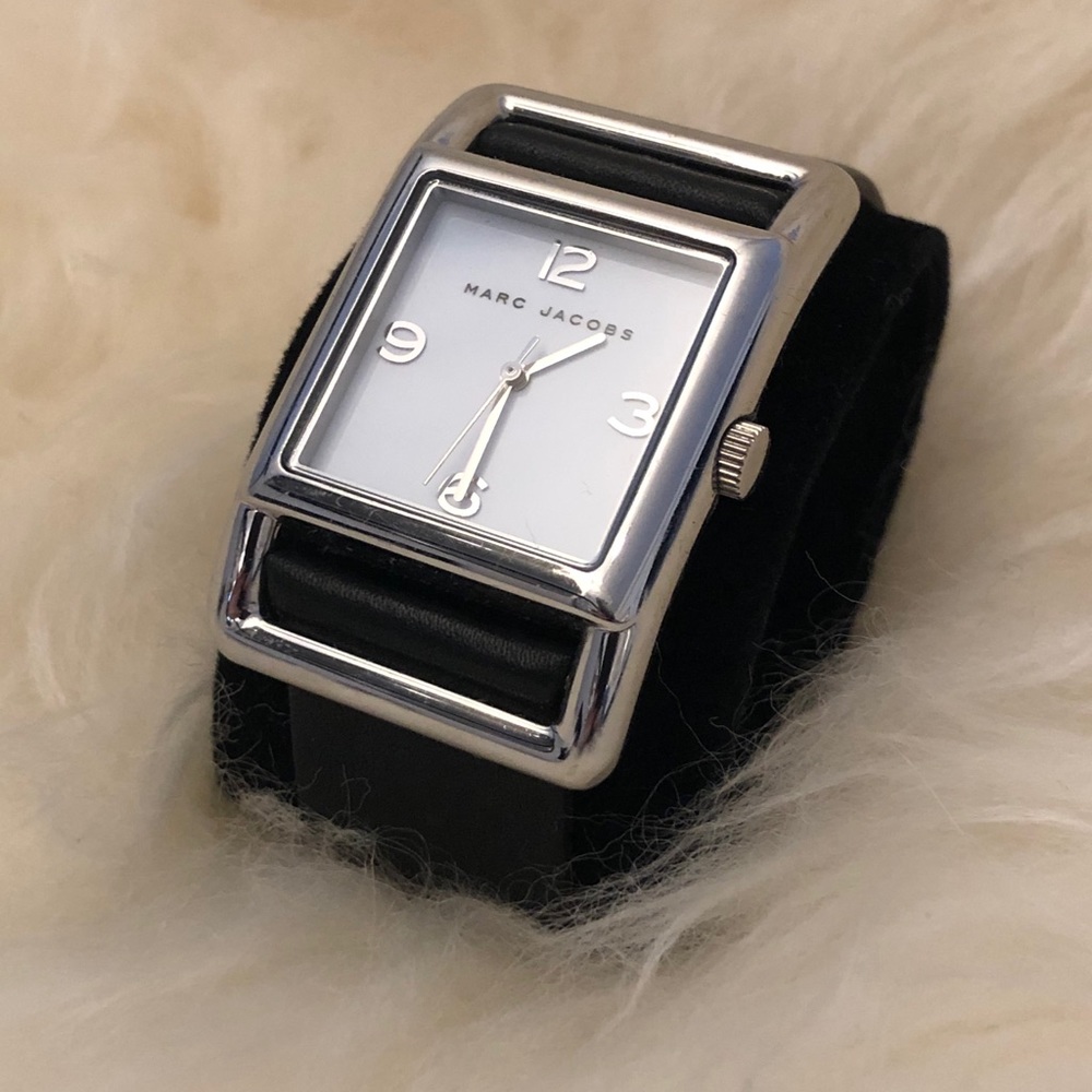 Marc Jacob’s black leather watch - Picture 1 of 5
